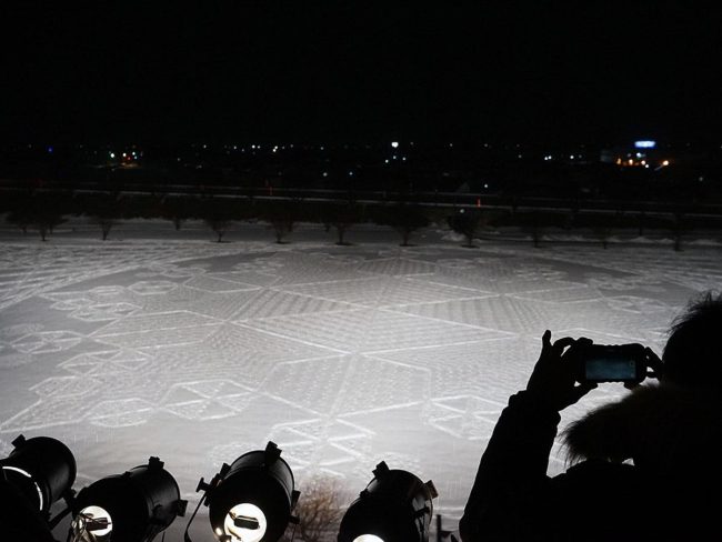 青森的雪景艺术在未开发的雪地上绘制图案，甚至照亮