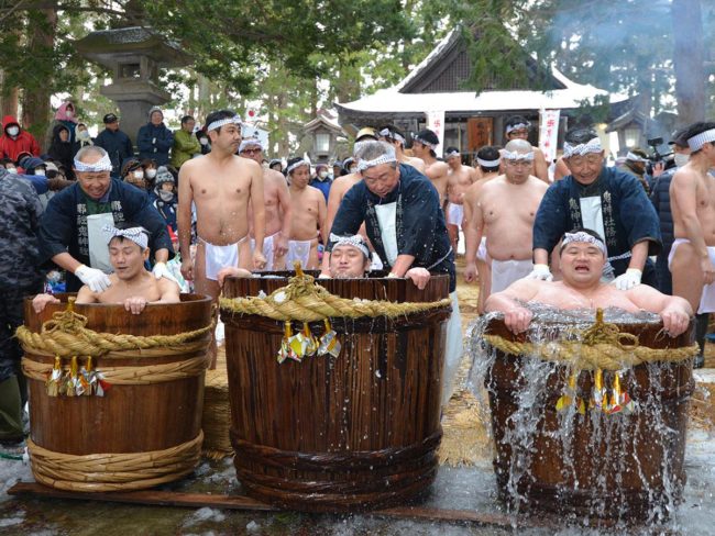赤崎市冬季零下5度的传统裸露浇水活动