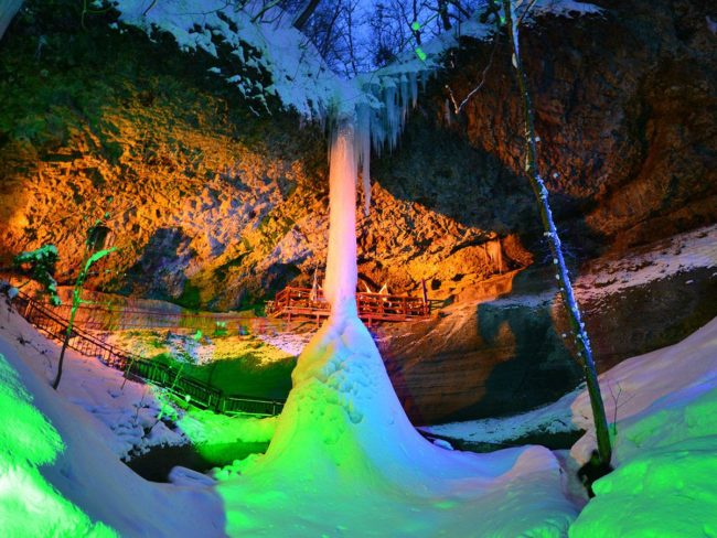 Một thác nước cao 33 mét ở Aomori đóng băng lần đầu tiên sau 4 năm.