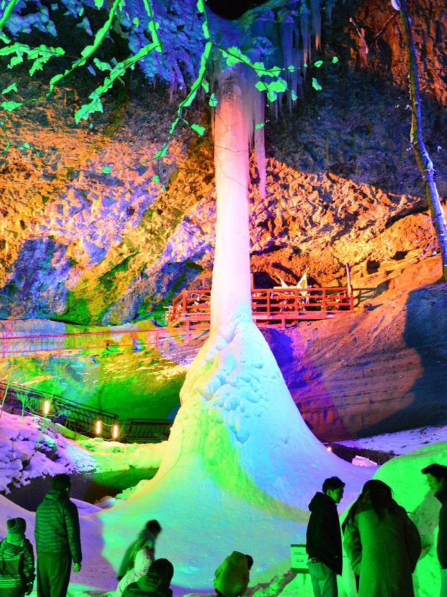 아오모리 니시 메야의 乳穂ヶ滝이 4 년만에 결빙 연일 성황