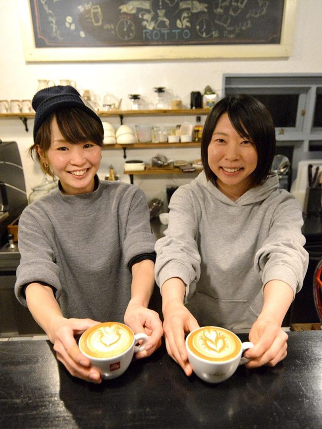 Two women from the Aomori "Namari Barista" go to the latte art national convention