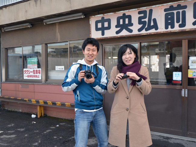 Студенты ежедневно выкладывают фотографии линии Конан в Хиросаки.Здание вокзала ремонтируется и выставляется галерея.