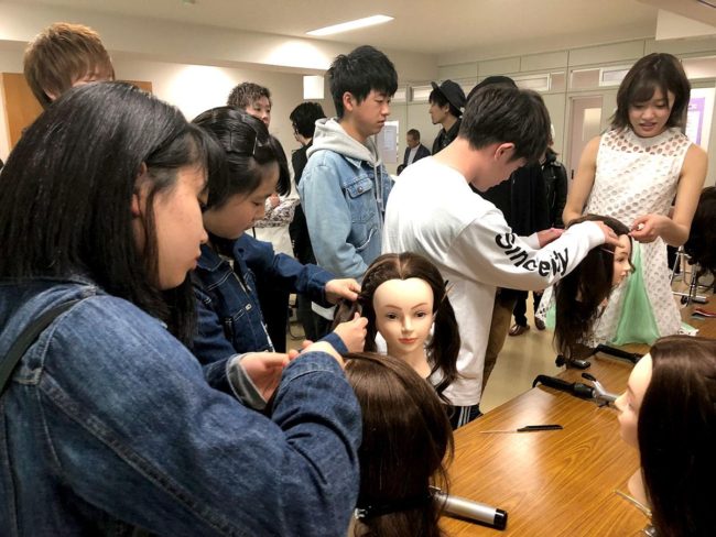 Evento de experiencia de belleza en una escuela vocacional en Hirosaki "Ringo Musume" como invitada