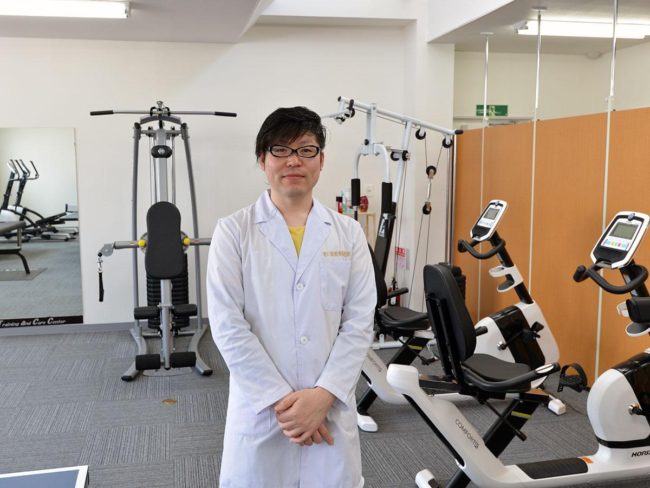 Clínica osteopática equipada com equipamento de exercícios em Hirosaki Pensamento de reabilitação centrado na terapia por exercício