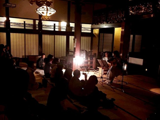 히로사키의 사원에서 음악 이벤트 SUPERCAR 전 회원과 지역 음악가가 출연