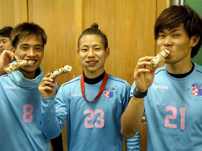 Uma empresa parceira fornece Chikuwa para um clube de futebol em Hirosaki.