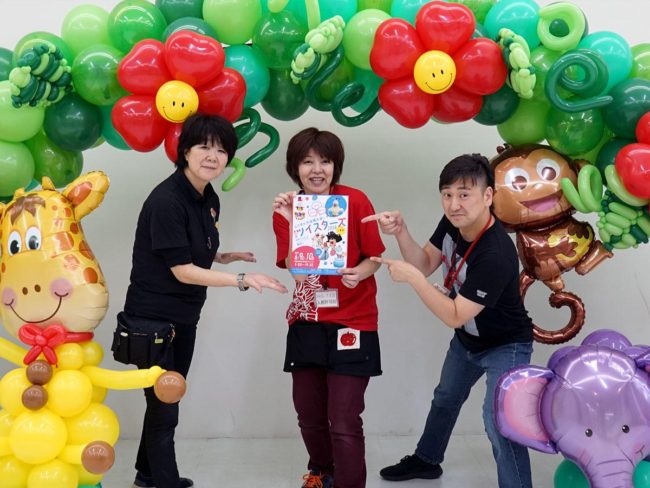 Stand de anuncios para Hirosaki "Hiroro" para el primer torneo nacional de globos en Aomori