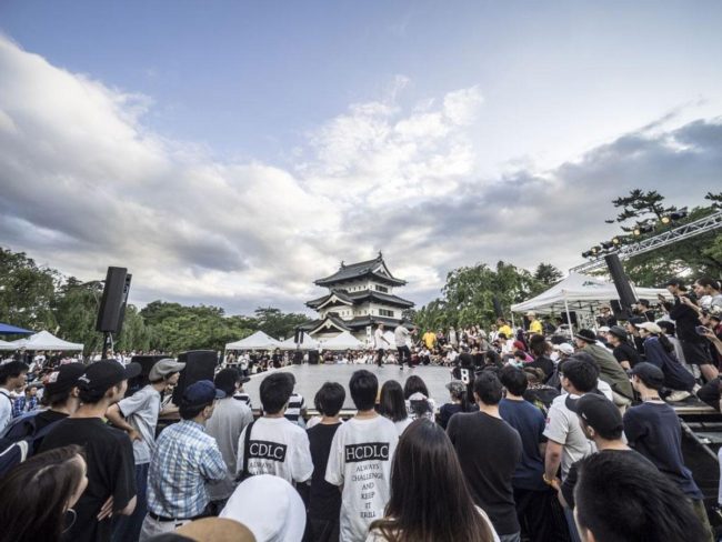 Événement de danse "SHIROFES" devant le château d'Hirosaki.