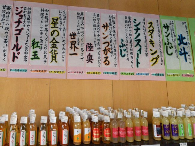 Os alunos da escola de caligrafia "muito grátis" de Aomori divulgam caligrafia em um escritório local de vendas diretas