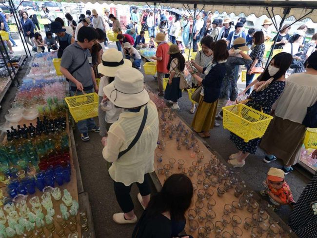 青森县的“ Tsugaru Vidro”现货发售第一天还有1小时的排队等候