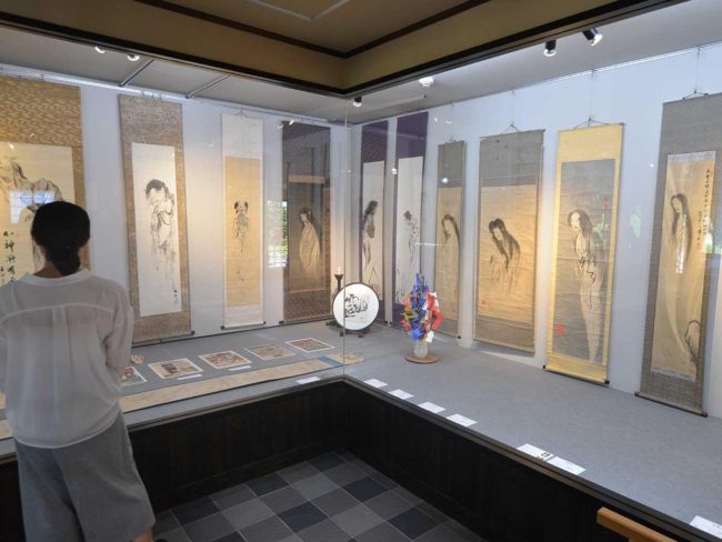 Выставка 80 картин с привидениями в галерее Хиросаки «Я хочу, чтобы ты остудил жару».