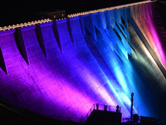 Aomori / Tsugaru Dam इंद्रधनुष रंगों के साथ जलाया जाता है