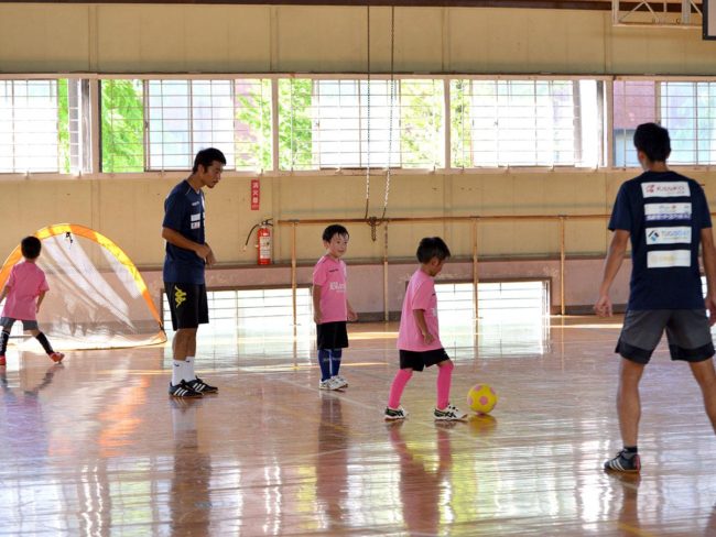 Клубная команда Хиросаки "Бландье" сотрудничает с младшим колледжем в обучении детей футболу.