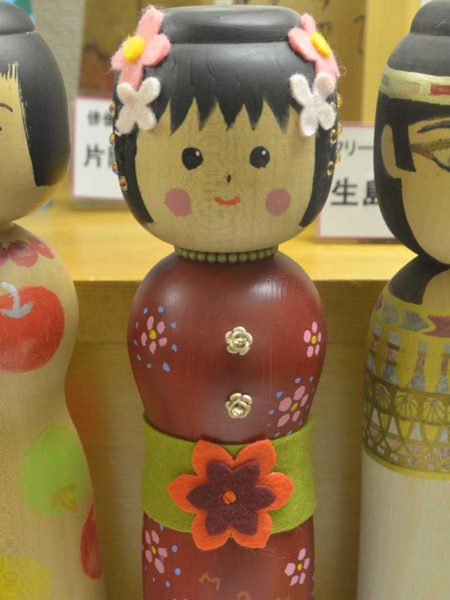 樱花桃子（Momoko Sakura）已故的Kokeshi娃娃，Tsugaru Kokeshi娃娃愿意接受绘画​​要求，并且还进行交流。