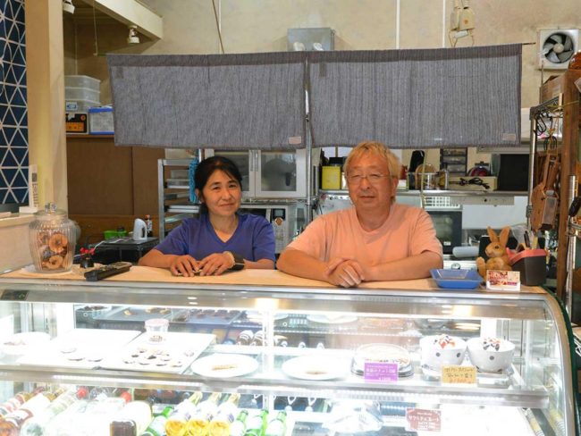 A loja "Donburi Pudding" de Hirosaki renovou a expansão do espaço Eat-in, bar de doces