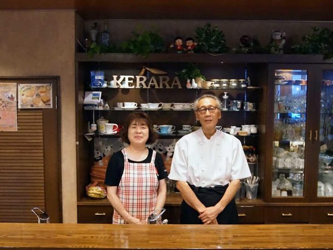 Kafe Hirosaki "Ke La La" dikendalikan oleh pasangan yang sudah berkahwin untuk ulang tahun ke-25.