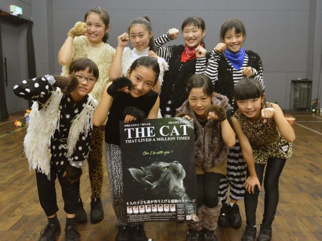 Tiết mục múa "Chú mèo đã sống 1 triệu lần" của nhóm 8 học sinh trung học cơ sở và tiểu học địa phương Aomori
