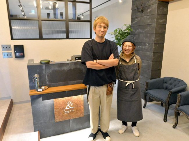 Inaugurado por una pareja en un salón de belleza con cafetería en Hirosaki