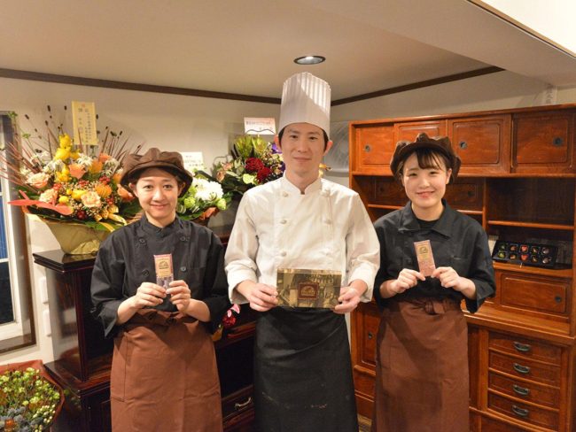 弘前公園附近的一家專門從事巧克力的商店開設了一家當地商店