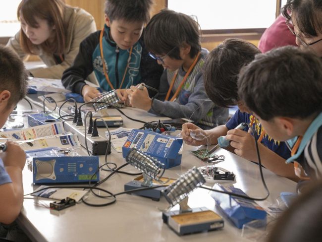 Hacer "radio de prevención de desastres" para estudiantes de escuelas primarias y secundarias en Aomori e Hirakawa