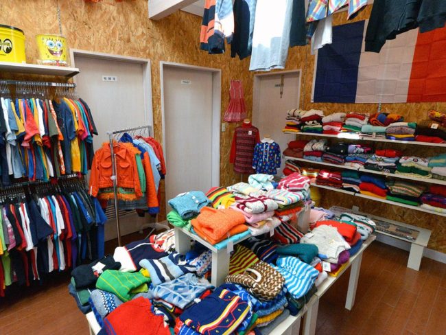 Una tienda de ropa de segunda mano especializada en ropa infantil en Hirosaki También hay un probador con una sala de juegos
