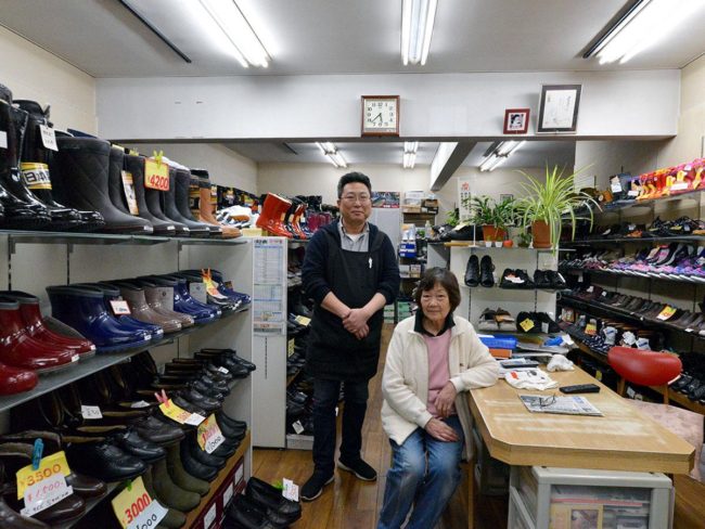 Магазин обуви "Куроишия" напротив станции Хиросаки закрывает послевоенное открытие, в основном продают обувь.