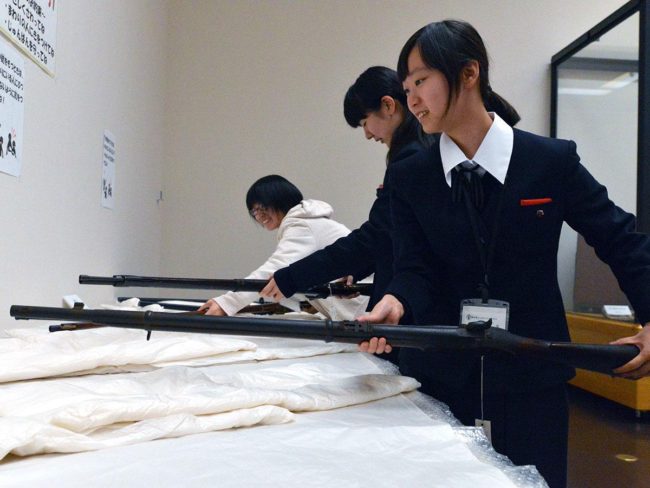 นิทรรศการท้องถิ่นที่พิพิธภัณฑ์เมืองฮิโรซากินิทรรศการเพลงประจำโรงเรียนและปืนสัมผัส