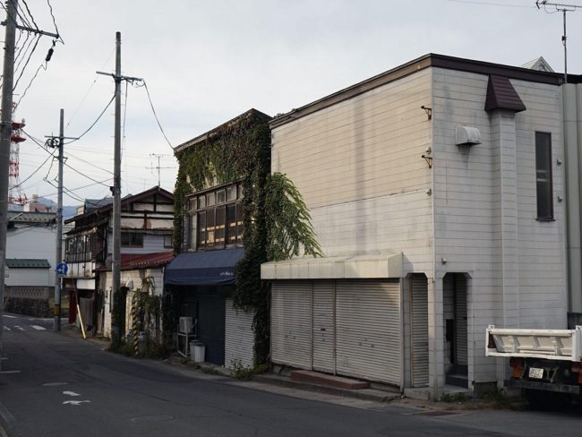 Restaurantes cerca de la estación de Chuohirosaki reubicados y cerrados debido a las obras de expansión de la carretera que acompañan al desarrollo de la plaza de la estación