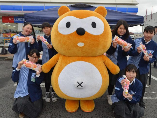 A Aomori / Kashiwagi Agricultural High School e Lawson colaboram para vender pão doce usando pêssegos produzidos localmente
