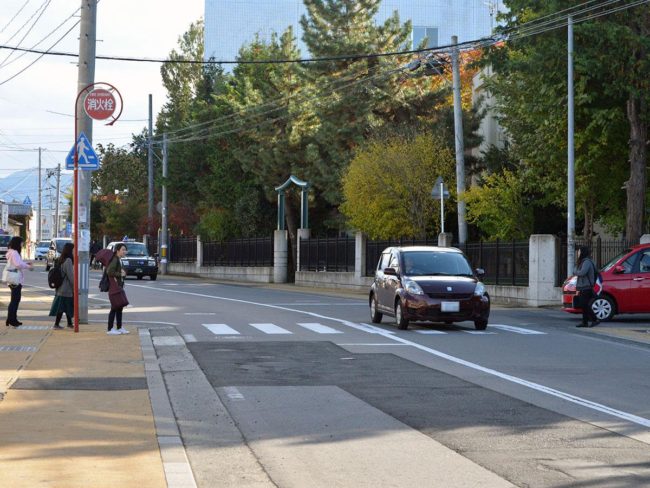Префектура Аомори приостанавливает движение пешеходов на пешеходных переходах 2,1% Худшее 3-е место Японии, по данным исследования JAF
