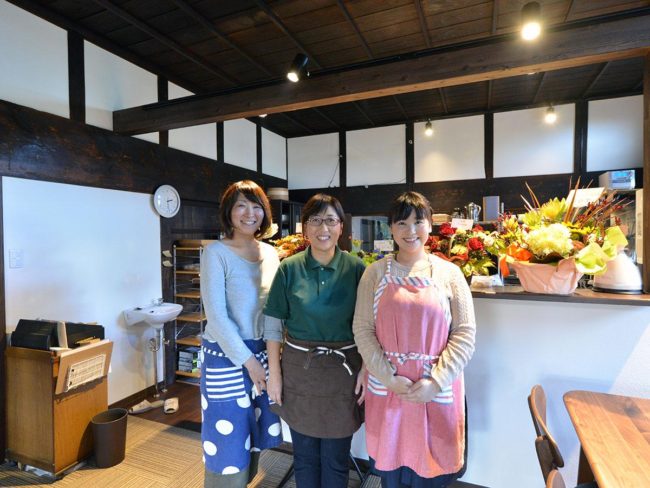 Café de la antigua casa popular "Yamako" en Hirosaki Se apega a platos, vajillas y productos locales