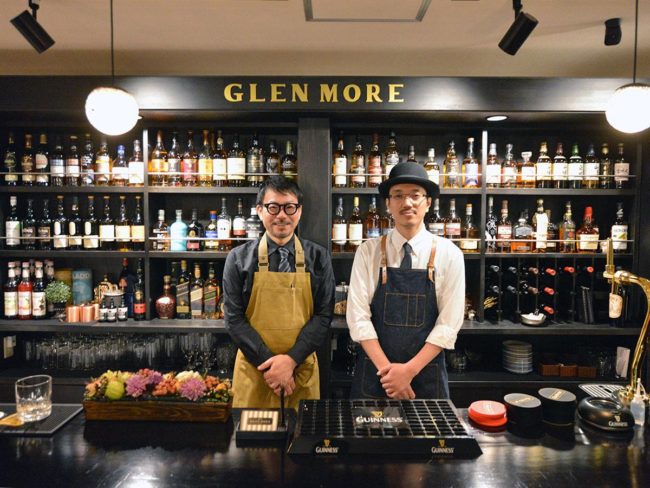 Bar "Glenmore" frente a la estación de Hirosaki que ofrece más de 100 tipos de whisky