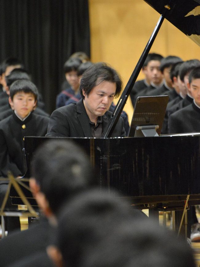 Un compositor de Aomori y residente en Nueva York, Estados Unidos, ha actuado en su alma mater por primera vez en 27 años.