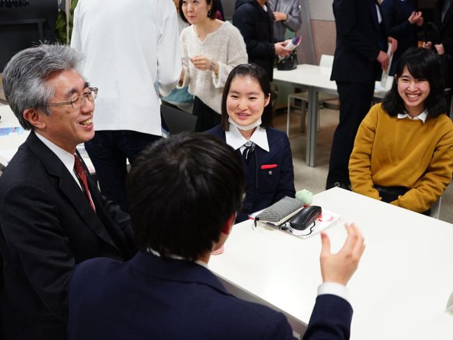"यवा लैब", हिरोसाकी विश्वविद्यालय में छात्रों और वयस्कों के लिए एक विनिमय बैठक