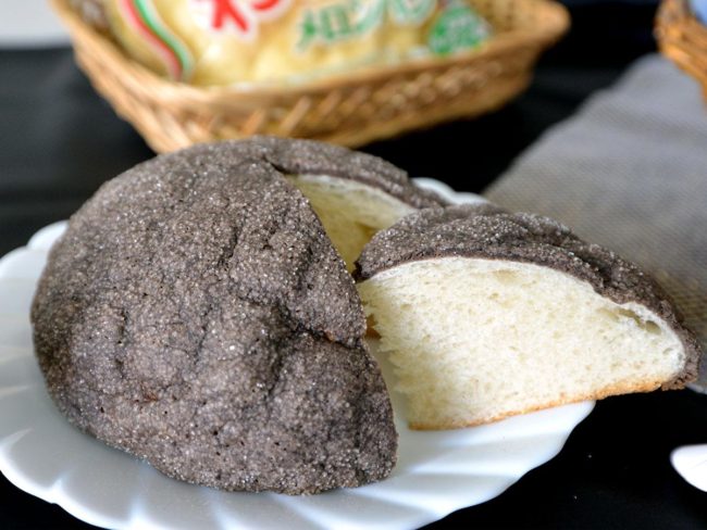 Pan de melón negro en el pan Kudo de Aomori y la policía de la prefectura de Aomori amarran