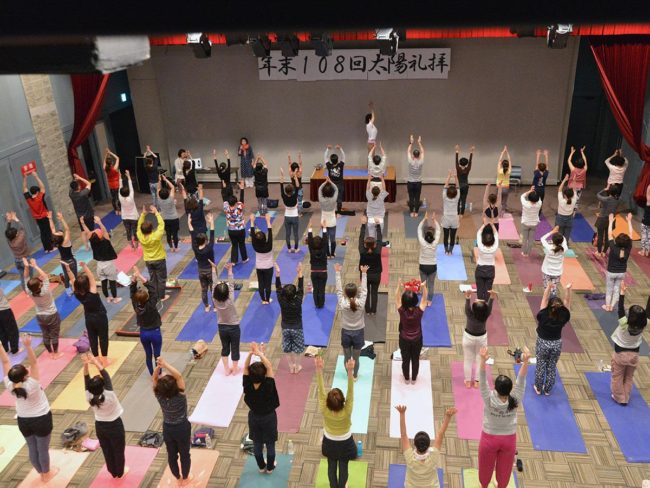 108ème salutation au soleil à la fin de l'année à Hirosaki, 100 participants réinitialisent les désirs du monde avec le yoga