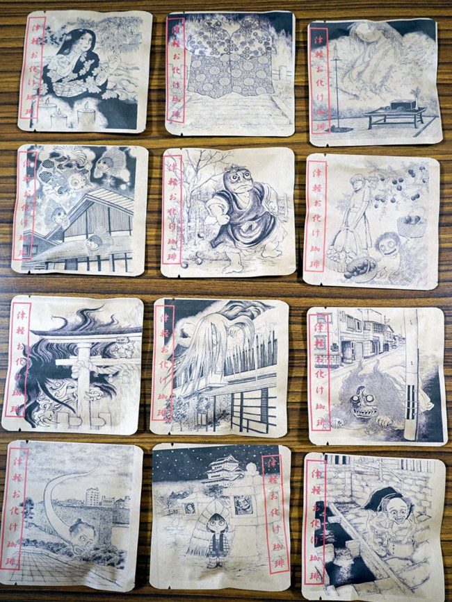 «Кофе с привидениями Цугару», действие которого происходит в Хиросаки. Рисует ёкай, который, кажется, находится в городском пейзаже.