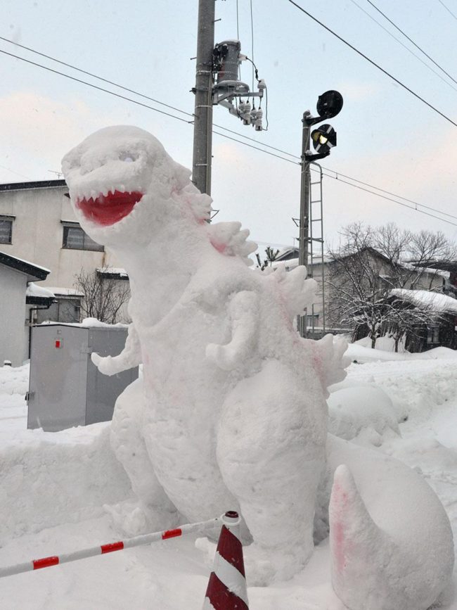 Penyempurnaan patung salji yang terkenal di sebuah kedai gunting rambut di Hirosaki Untuk membuat orang yang lewat senang
