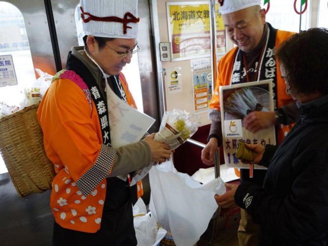 Aller à exploiter le «train de germes de haricot» sur la ligne Oogi du chemin de fer Konan Viser à attirer les clients avec des spécialités locales