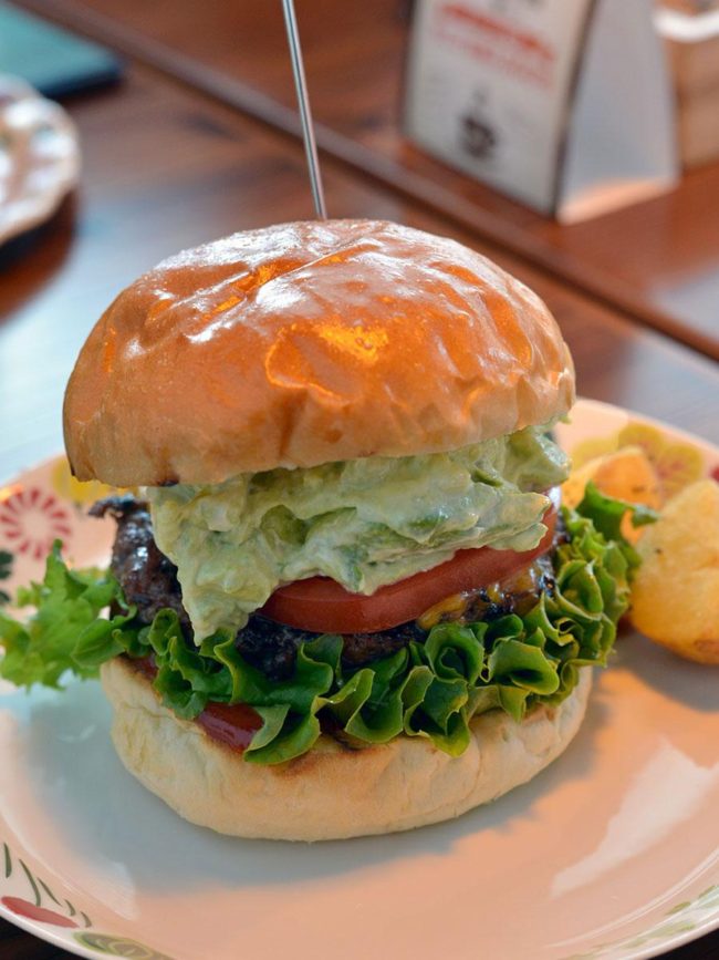 La segunda tienda de hamburguesas "Dubois" en Aomori e Hirakawa Café escondido a la parrilla con carbón