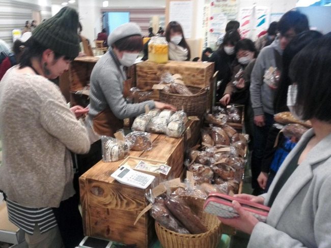 在弘前市的“ Pan Festa”，有16家商店收集了Noheji靈魂食品和“ Ao麵包”