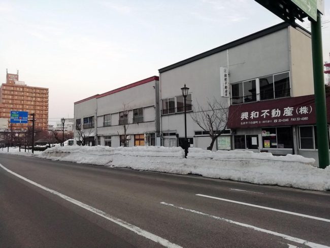 Bangunan bersebelahan dengan "Hirosaki Civic Central Square" sedang dirobohkan dan diperluas.