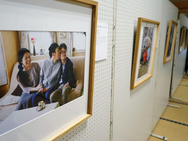 Ang eksibisyon ng larawan ng mga pamilyang may kapansanan sa intelektwal sa Hirosaki Exhibit ng 18 pamilya sa buong bansa