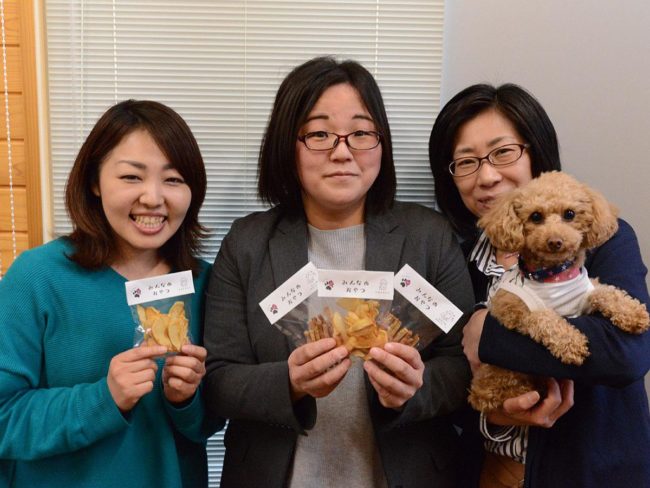Para vender "Minna no Snack", um doce que tanto pessoas como cães podem comer. Use maçãs da província de Aomori