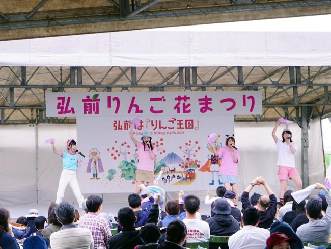 «Фестиваль цветов яблони» в Хиросаки. Сравнение живых выступлений местных айдолов и любителей яблок.