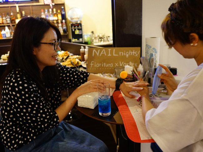 Hirosaki bar and nail salon collaborate to attract customers in different industries