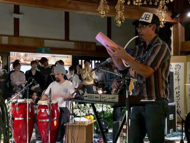 Живой концерт Томми Герреро в храме в Хиросаки. Местные фанаты могут осуществить свои мечты в течение 20 лет.