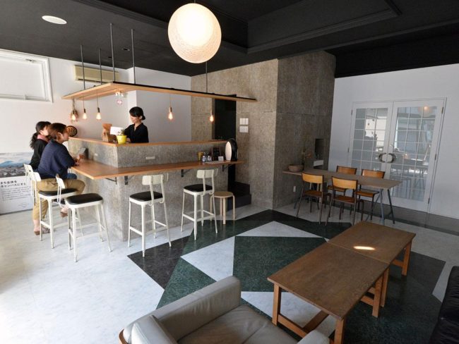 कैफे "ओलैंड", हिरोसाकी में एक पुनर्निर्मित समारोह हॉल, बातचीत के लिए एक जगह है
