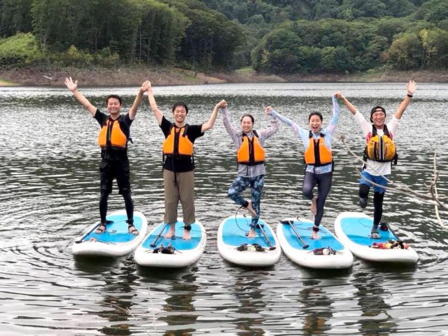 Acara yoga SUP di Danau Tsugaru Shirakami Projek yang memanfaatkan alam Pergunungan Shirakami
