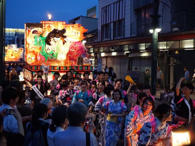 Традиционное мероприятие Хиросаки «Хиросаки Непута» Учащиеся старших классов отправляются в центр города.